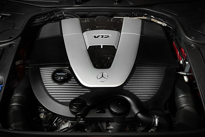 Schön verpackt ist er nicht, ansonsten ein technisches Meisterstück ohne Effizienzgedanken: Der Zwölfzylinder leistet 630 PS und entwickelt 1.000 Newtonmeter Drehmoment aus sechs Litern Hubraum