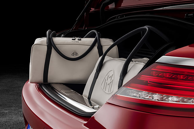 Ein vierteiliges Kofferset aus dem Nappaleder des Fahrzeug-Innenraums gehört zum Lieferumfang