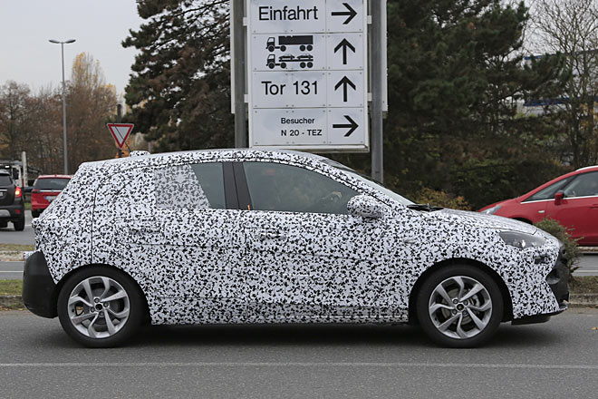 Das vordere Dreiecksfenster entfällt, der Spiegel wandert an die A-Säule. Hinten täuscht Opel einen falschen Türausschnitt vor