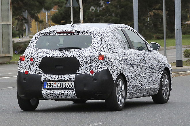 Das Kennzeichen sitzt auch künftig im Stoßfänger, dort ist in der Vergößerung auch die Rückfahrkamera erkennbar. Die Heckscheibe wirkt flach