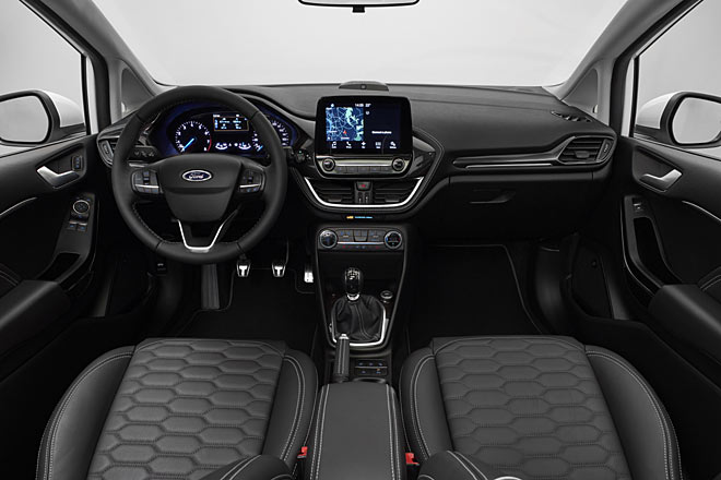 Aus der Schalterwüste und dem Mini-Monitor wurde eine weitgehend tastenbefreite Mittelkonsole mit prägnantem, bis zu acht Zoll großem Touchscreen