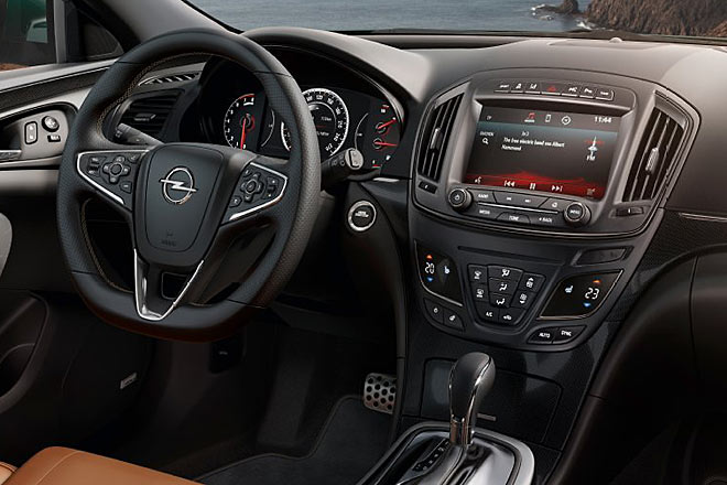 Zum Vergleich das bisherige Insignia-Cockpit (Facelift-Modell): Schlecht nicht, aber doch biederer