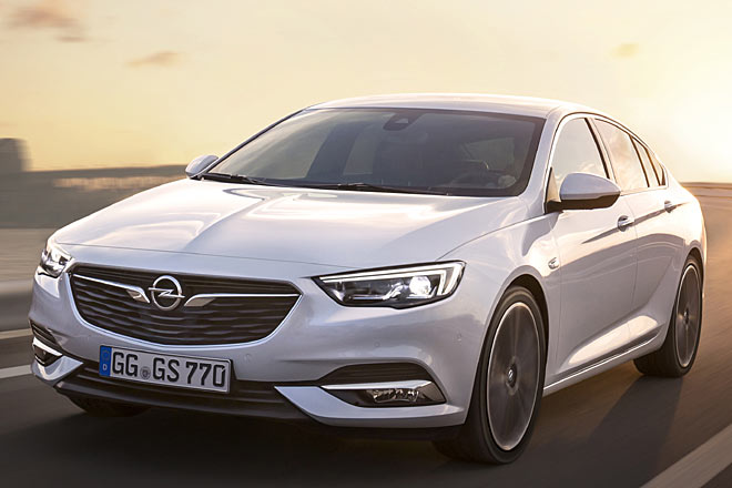 Der tiefer positionierte, steilere und wieder überwiegend schwarz gehaltene Grill steht dem Auto