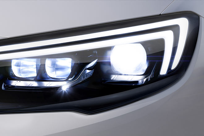 Die schlankeren Scheinwerfer beherbergen optional Matrix-LED-Licht mit gegenüber dem Astra weiter optimierter Technik. Die Doppelsichel des Tagfahrlichts dient auch als Blinker
