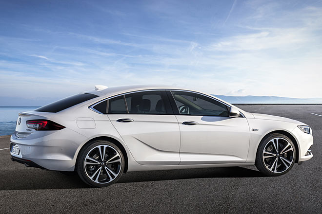 Die Seitenansicht profitiert vor allem durch das separate Seitenfenster in der C-Säule. Neu ist die scharfe Sicke auf Höhe der optisch betonten Türgriffe. Schlüsselloser Zugang ist Serienstandard