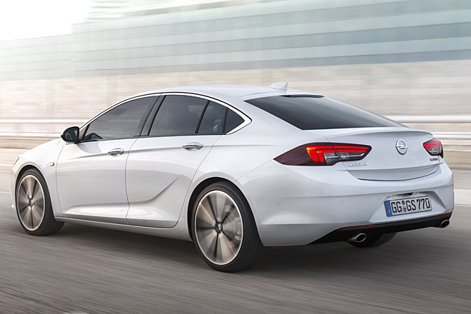 Auch das Heck hat Opel völlig neu gezeichnet: Weg mit der Chromleiste, weg mit dem starken Bürzel, weg mit der Fuge im C-Säulen-Fuß. Der Wagen wirkt viel breiter, viel edler, viel zeitloser