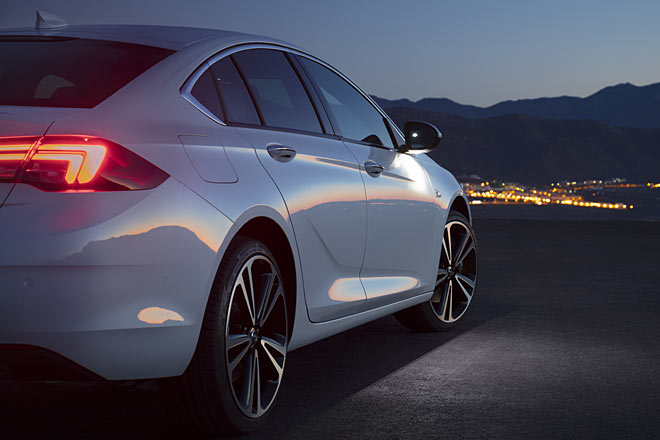 Die Sicheloptik in den Türen zeigt jetzt nach hinten