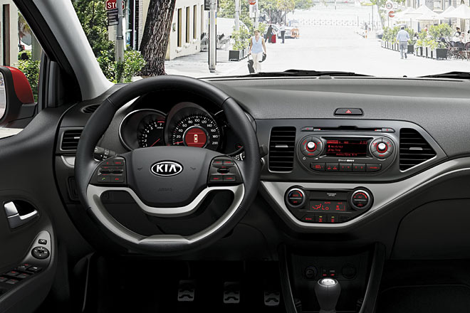 ... die bisherige, asymmetrisch positionierte, ovale Radioeinheit