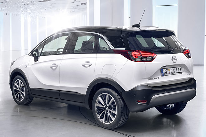 Die merkwürdig gestaltete und auf der falschen Seite angeordnete Tankklappe und die lange Antenne stören das Bild. Jedenfalls auf den ersten Fotos wirken die Räder (zu) klein