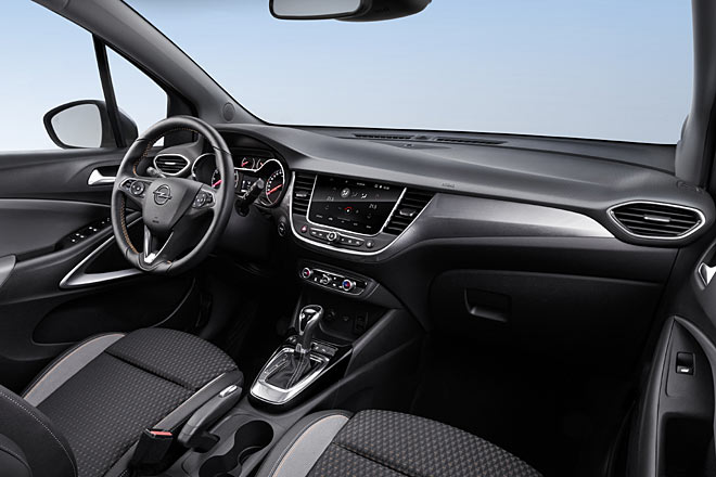 Blickfang im Interieur ist der nun bis acht Zoll große Touchscreen, der wegen der planen, schwarzen Einfassung noch größer wirkt. Weniger gefällt die plötzlich wieder konventionelle Handbremse