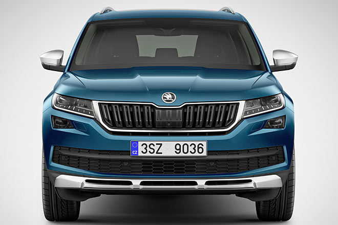 Es beinhaltet 19-Zoll-R�der sowie Unterfahrschutz vorne und hinten. Dachreling, Fenstereinfassungen und Spiegelgeh�use sind matt silbern ausgef�hrt