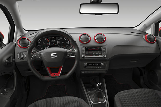 Zum Vergleich der Blick in den auslaufenden Ibiza mit dem 2015er-Facelift: Instrumente und Lenkrad sind gleich, der Rest f�llt deutlich zur�ck