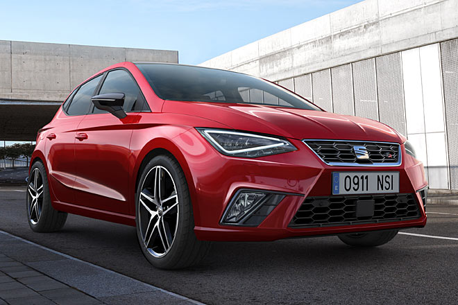 Die sportliche R-Variante mit schwarzen Akzenten und 18-Zoll-R�dern macht sich gut. Tagfahrlicht jetzt in Dreieck-Form, Nebelscheinwerfer vertikal