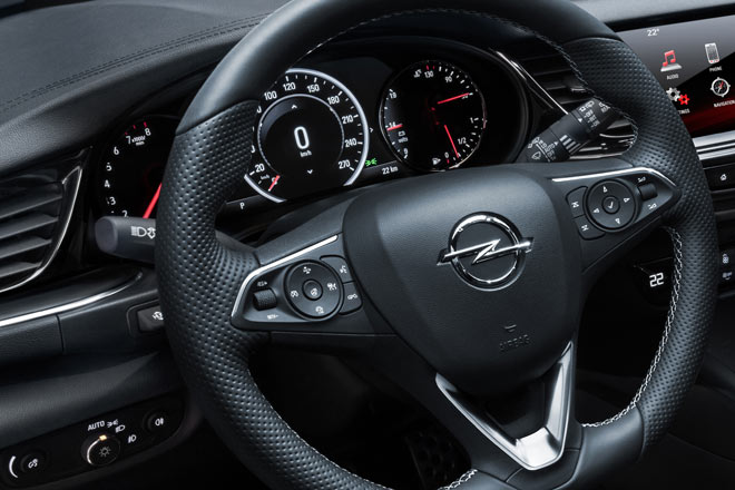 Merkw�rdig: Lenkstockhebel kann man sch�ner designen. Schade: Lichtautomatik ist nicht deaktivierbar. Fein: Das dritte Kleininstrument ist ein Voltmeter