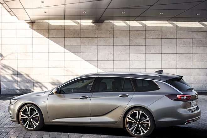 ... eine nur noch oben vorhandene und bis in die Heckleuchten fortgef�hrte Chromleiste