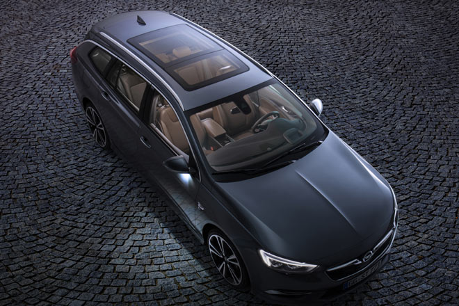 Mittelklasse-Konzept mit fast schon Oberklasse-Ma�en: Der neue Insignia-Kombi ist ann�hernd f�nf Meter lang, �berragt damit selbst Mercedes E-Klasse T-Modell oder Audi A6 Avant