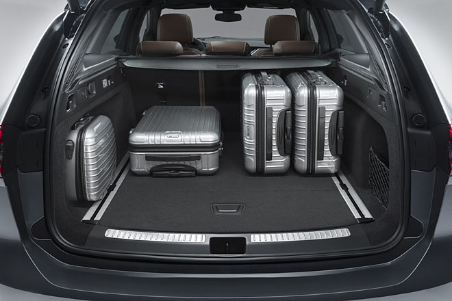 Der Kofferraum ist gr��er als bisher, aber nicht richtig gro�. Selbst ein satte 22 Zentimeter k�rzerer VW Passat Variant kann mehr einpacken