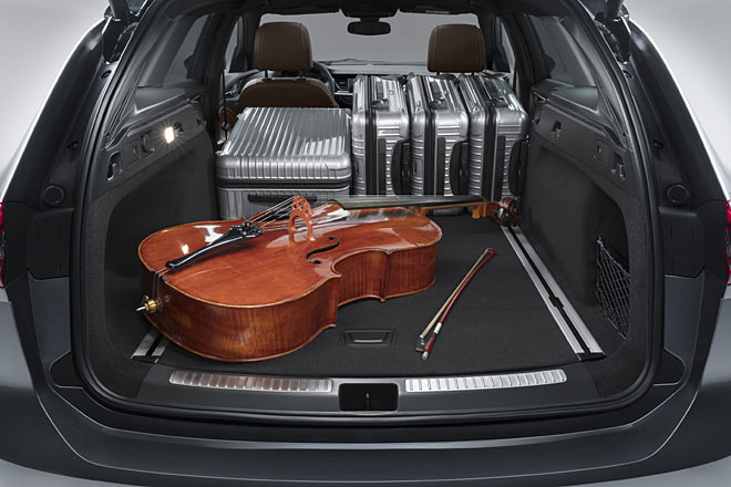 Bei umgeklappeter R�cksitzbank packt der Insignia 1.640 Liter, 140 weniger als der Passat. Ob Trennnetz und Laderaumabdeckung im Boden verstaubar sind, bleibt offen. Keine Abdeckung am Schloss