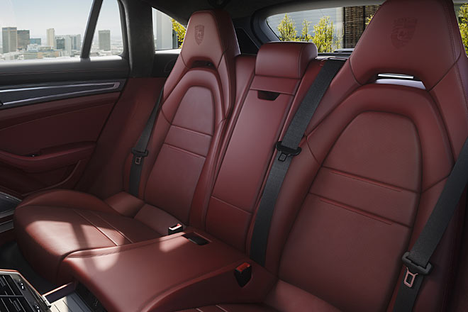 Abweichend von der Limousine verbaut Porsche im Kombi eine Rückbank, die &ndash; theoretisch &ndash; von drei Personen genutzt werden kann. Optional gibt es aber auch Einzelsitze
