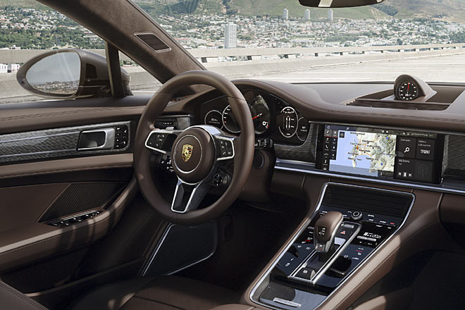 Modern und edel: Das Cockpit entspricht dem der Limousine