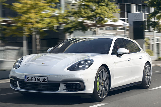 Auch die 460 PS starke Hybridvariante wird als Kombi angeboten. Aus dieser Perspektive ist der Sport Turismo kaum als solcher zu erkennen