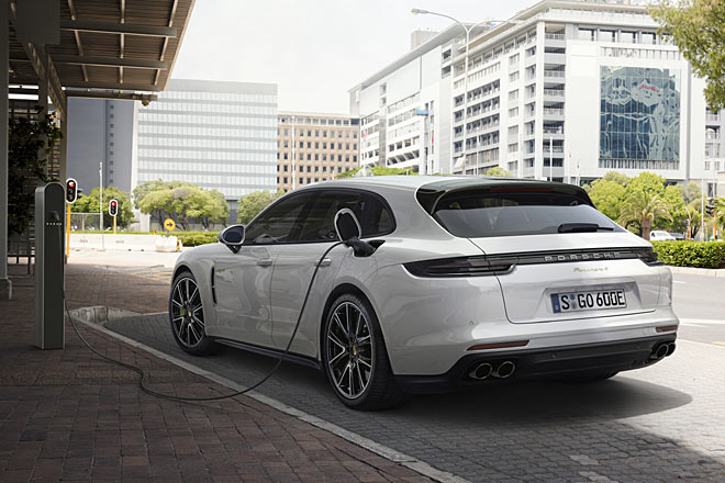 Sieht cooler aus als es wirklich praktisch ist: Ladevorgang des Panamera Sport Turismo Hybrid