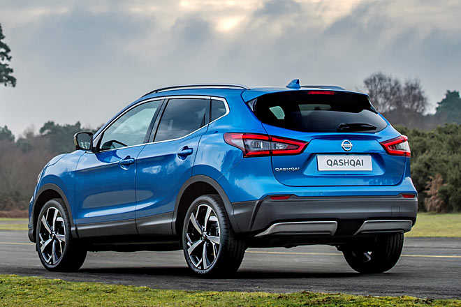 Das ruhiger gezeichnete Heck will nicht recht zur Front passen. Hier gibt es im Wesentlichen eine neue Lichtsignatur und eine modifizierte Schürze mit silbernen Einsätzen und höhergelegten Reflektoren