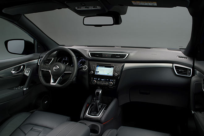 Neues, abgeflachtes Lenkrad und eine neue Bedienoberfläche fürs Navigationssystem sind die wichtigsten Interieur-Änderungen