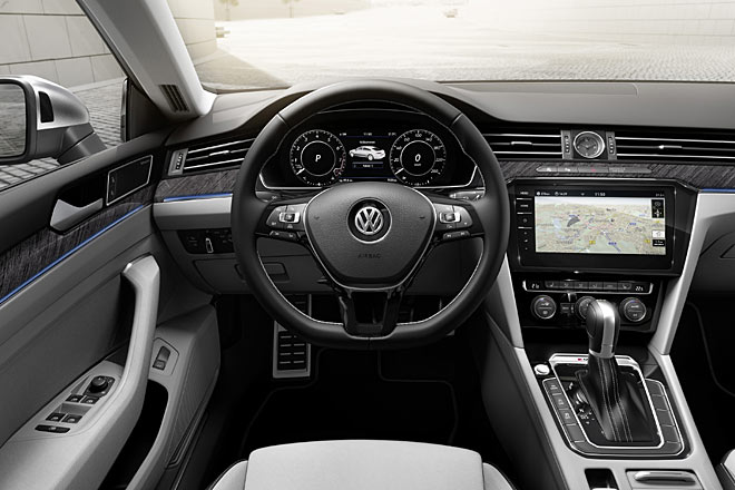 Im Interieur gibt sich der Arteon unauff�lliger, �bernimmt nahezu 1:1 das Passat-Copckpit