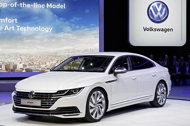 So sieht der Arteon in wei�em Lack aus. Die Chromstulpen auf den Au�enspiegeln geh�ren zum &raquo;Elegance&laquo;-Paket