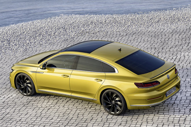 Rahmenlose Seitenscheiben, hinten auch ohne Trennsteg, grenzen den Arteon vom Passat ab. 