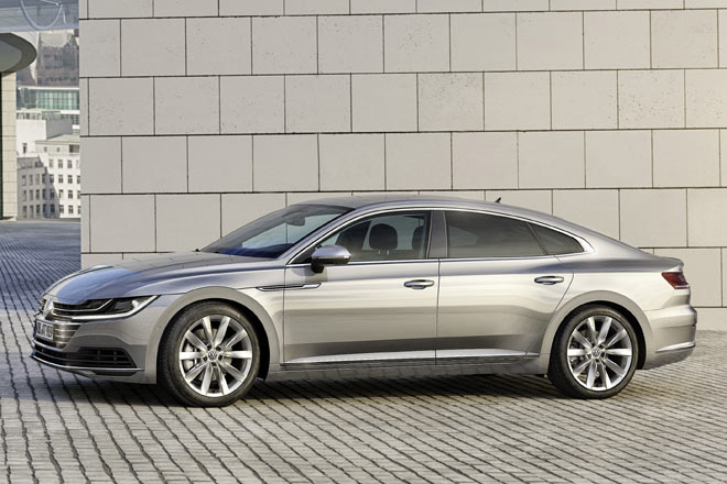 Die aktive Motorhaube reicht bis an die Radl�ufe. Das Basismodell verzichtet auf die Chromleiste an den T�runterkanten