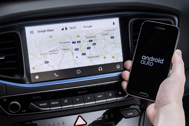 Der zentrale Monitor ist acht Zoll groß, bietet ein gutes Bild, Handy-Integration, Rückfahrkamera-Anzeige und ein Navi, das leicht aus dem Konzept zu bringen ist