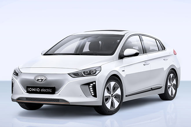 Als Electric Vehicle kommt der Ioniq ohne Kühlergrill, mit LED-Scheinwerfern (nur Abblendlicht) und anderen Farbakzenten. Die Räder sind nur 16 Zoll groß