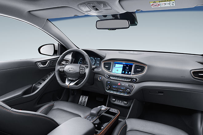 Innen ist die E-Variante etwas schöner gemacht, verfügt über elektrische Handbremse und eine feinere Mittelkonsole