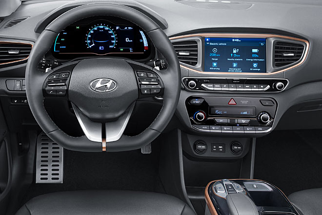 Das digitale Kombiinstrument mit verschiedenen Anzeigemodi ist sieben Zoll groß. Anders als beim Hybrid gibt es nur eine 1-Zonen-Klimaautomatik