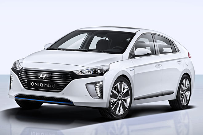 Nummer 1 im Bunde ist der Ioniq Hybrid. Der Akku ist klein und wird vom Motor aufgeladen, kurzzeitig kann auch rein elektrisch gefahren werden