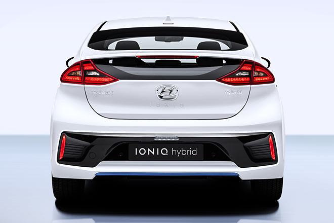 Die geteilte Heckscheibe sieht von außen ok aus, im Rückspiegel ist sie ein Ärgernis