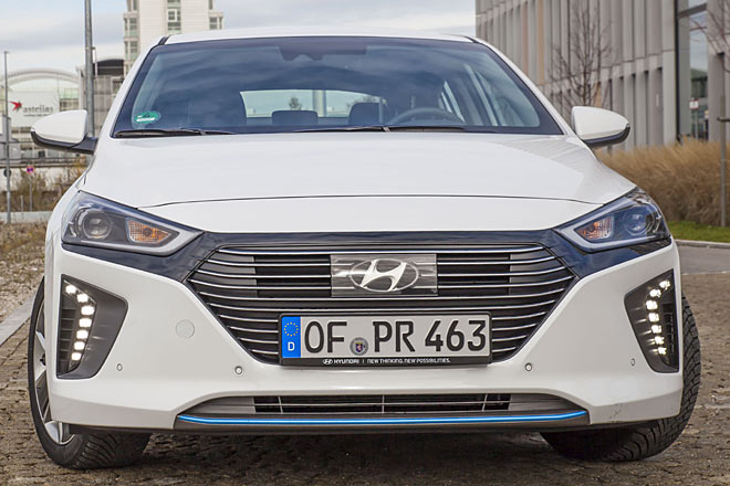 Auffälliges, nicht allzu hochwertig wirkendes Tagfahrlicht und konventionelle Blinker. In den Scheinwerfern arbeitet beim Hybrid-Modell Halogen- oder Bi-Xenon-Technik