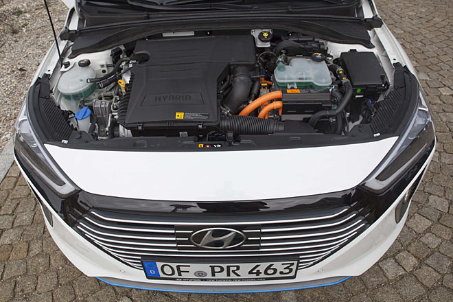 Der Vierzylinder-Benziner wird von einem Elektromotor unterstützt, die Systemleistung liegt bei 141 PS. Die Kombination funktioniert gut, ist aber weder besonders temperamentvoll noch kultiviert