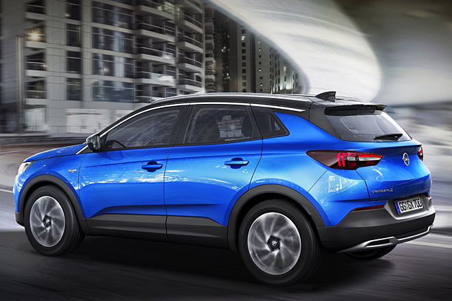 Die Haiflosse an der C-Säule ist ein Hingucker, ohne zu sehr zu polarisieren. Schnörkellose Flanke mit ungeteilten Fenstern und nicht stehenden Spiegeln