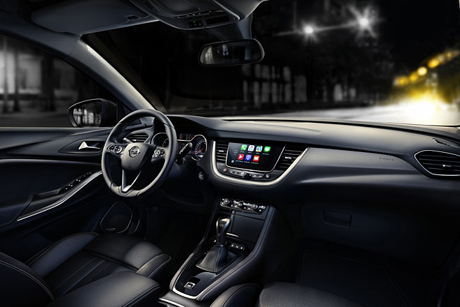 Der Innenraum bietet keine Überraschungen. Analoge Instrumente, billiog wirkende Lenkstockhebel und ein schön integrierter Monitor prägen das Ambiente