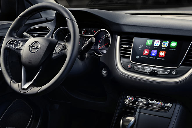 Noch ein Blick aus der Nähe. Die Gestaltung ist bis auf die elektrische Handbremse fast komplett aus dem kleineren Crossland X übernommen