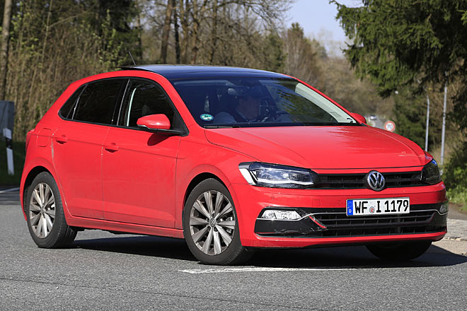 Den nach unten gezogenen Kühlergrill von Arteon oder T-Roc bekommt der Polo nicht, die Leiste wirkt deplatziert. In der Seitenansicht tut sich wenig