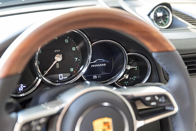 Sogar im Kombiinstrument haben die Zuffenhausener einen Hinweis programmiert