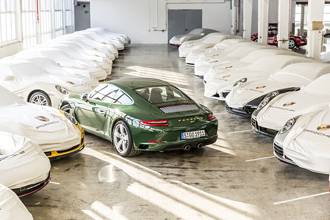 Erstaunlich, dass sich Porsche als Jubiläumsmodell fast ein Basismodell &ndash; kein Cabrio, kein Targa, kein Allrad, kein GTx &ndash; ausgesucht hat. Hier steht der Porsche 911 # 1.000.000 im Museumslager