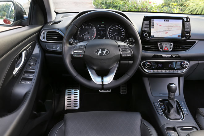 Blick ins i30-Interieur: Alles ist hier intuitiv und ansprechend gel�st, Kritikpunkte gibt es nur im Detail. Die elektrische Handbremse ist nicht varianten�bergreifend Standard, ebenso der Fahrer-Knieairbag