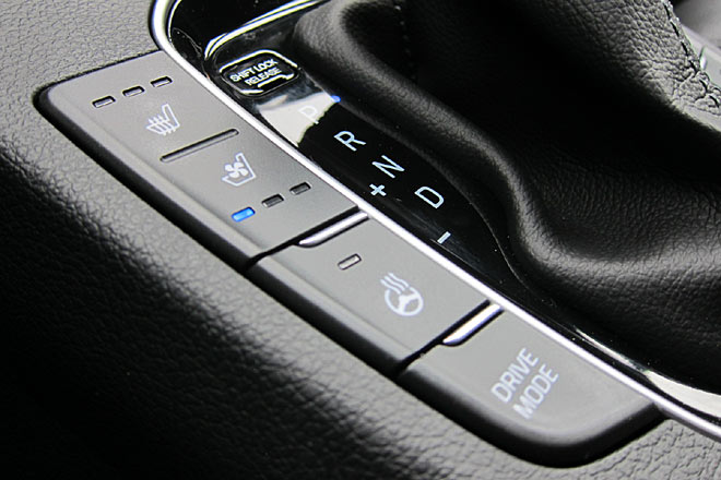 Die Sitzl�ftung (leider nur alterntaiv zur Sitzheizung schaltbar) hat in dieser Klasse noch nicht jeder, sie ist �hnlich angenehm wie die Lenkradheizung. Das 7-Gang-Doppelkupplungsgetriebe arbeitet hervorragend