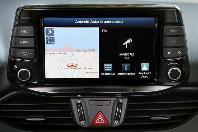 Der zentrale 8-Zoll-Touchscreen ist etwas dick geraten, die Navigation und sonstigen Techniken arbeiten problemlos