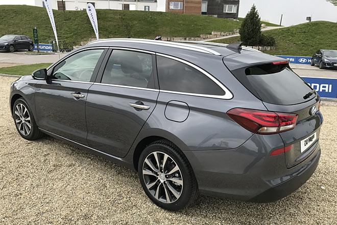 Erstmals unter freiem Himmel fotografiert: Schon in K�rze bringt Hyundai auch den Kombi in Neuauflage